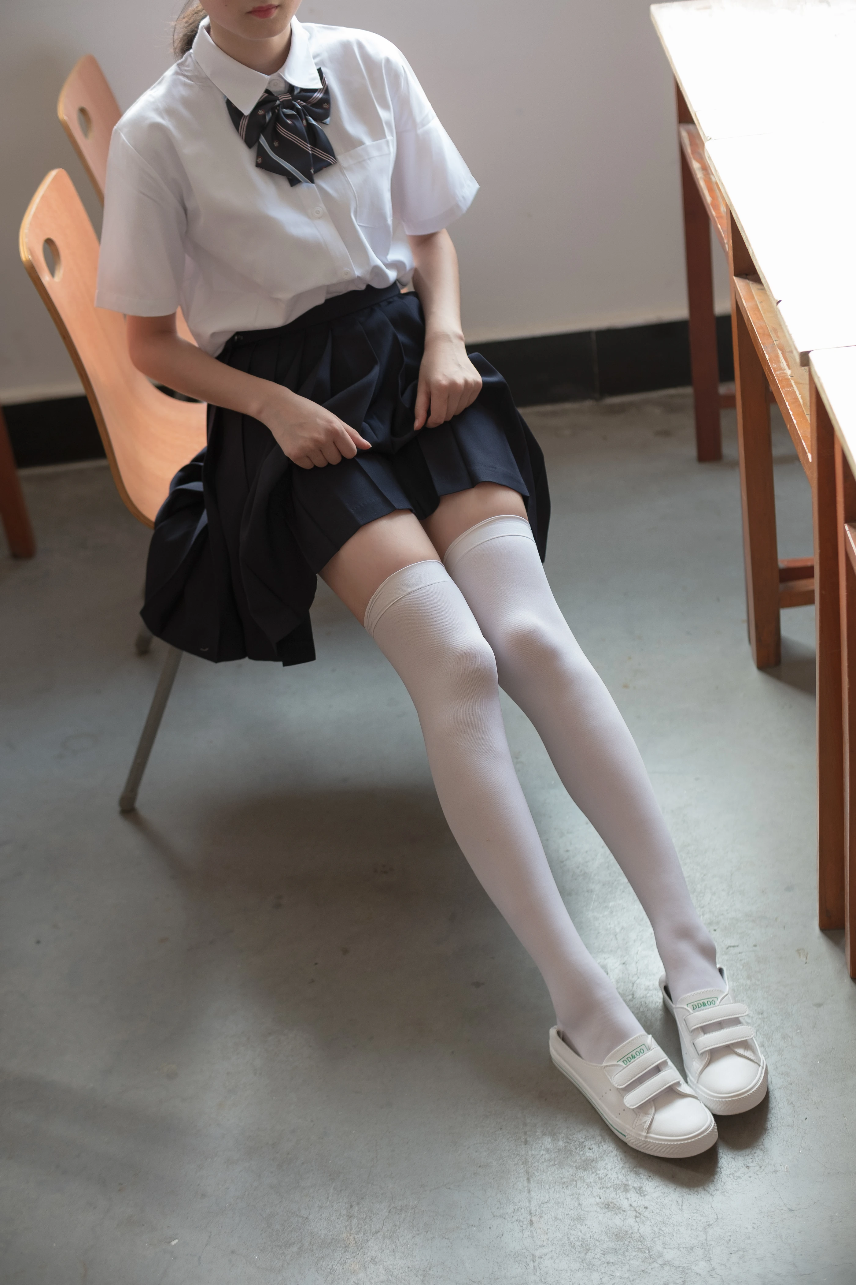 森萝财团 [BETA-022] 教室里的JK白丝少女 [66P]插图2